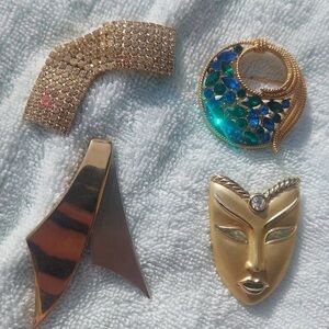 Set Of Vintage Pins Brooches Gold Tone Rhinestones
